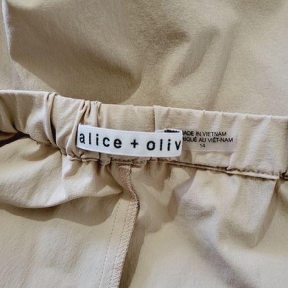 Unworn Alice + Olivia Shara Parachute Cargo Pants in Almond - Picture 8 of 9